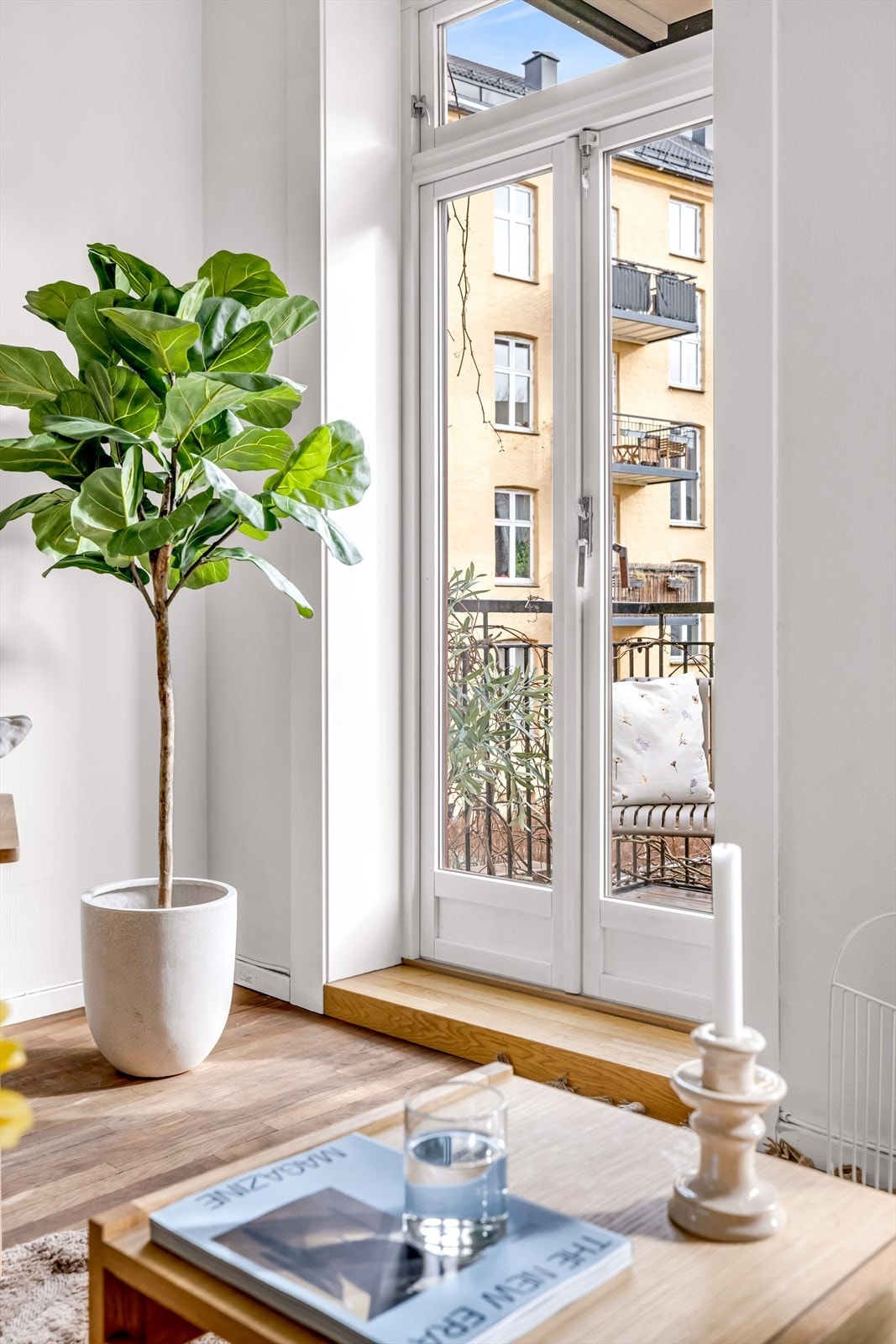 Balkongdøren gir rikelig med lysinnslipp til rommet. Galleribilde