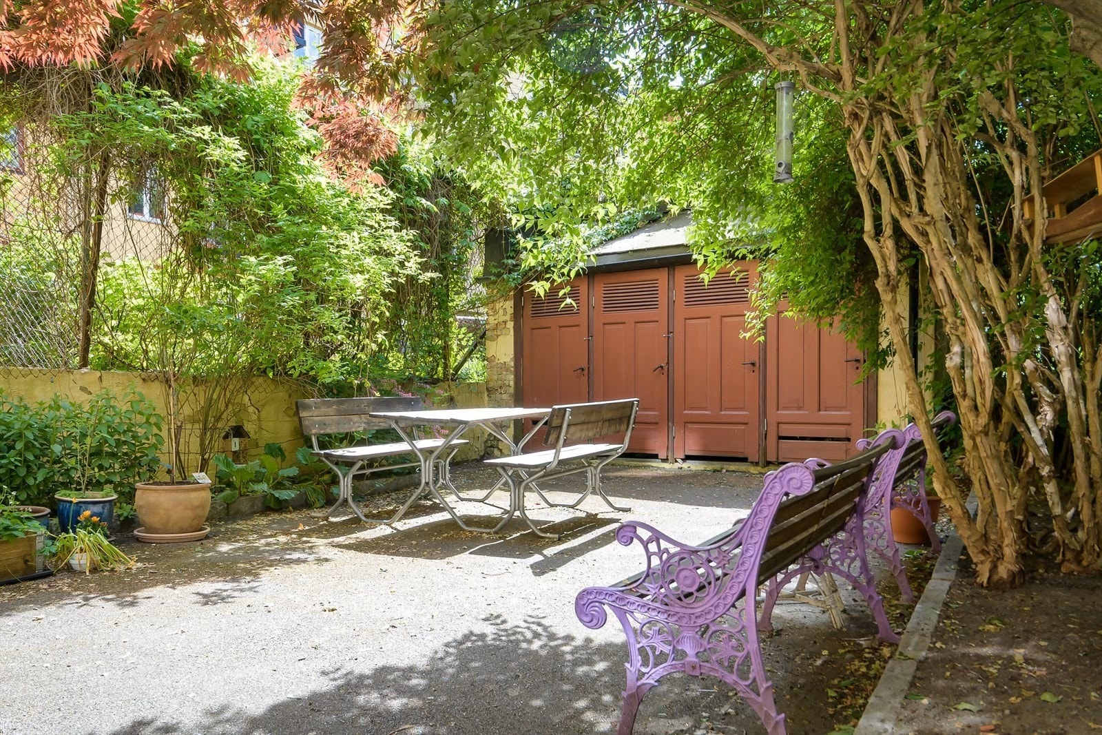 Gårdsrommet er frodig og grønt på sommerstid, en hyggelig oase for beboerne. Galleribilde