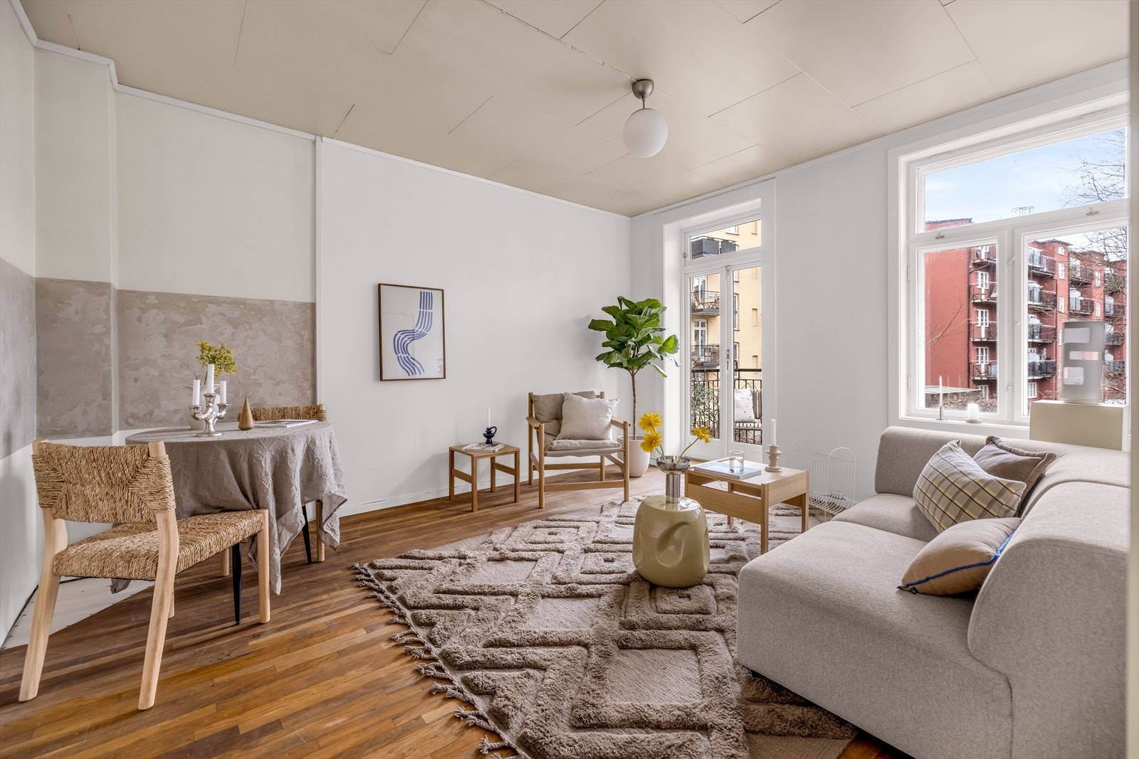 Stuen har en sjenerøs takhøyde på 2,6 meter med plass til sofa og spiseplass. Galleribilde