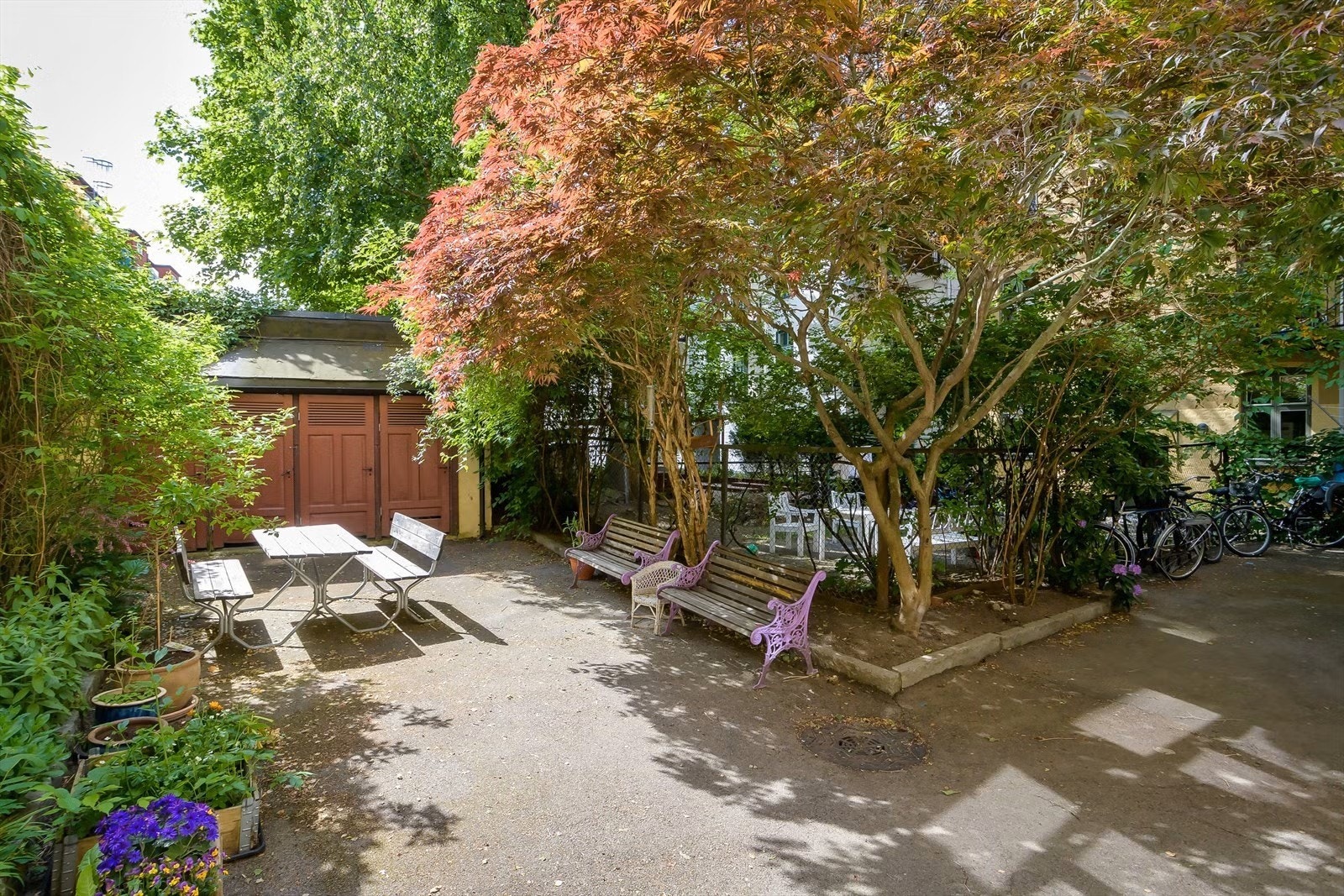 Her er det god plass for sykkelparkering og felles uteområder. Galleribilde