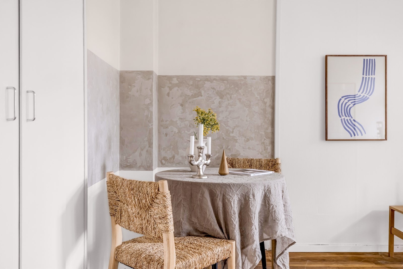 En hyggelig sone for spiseplass i stuen. Galleribilde