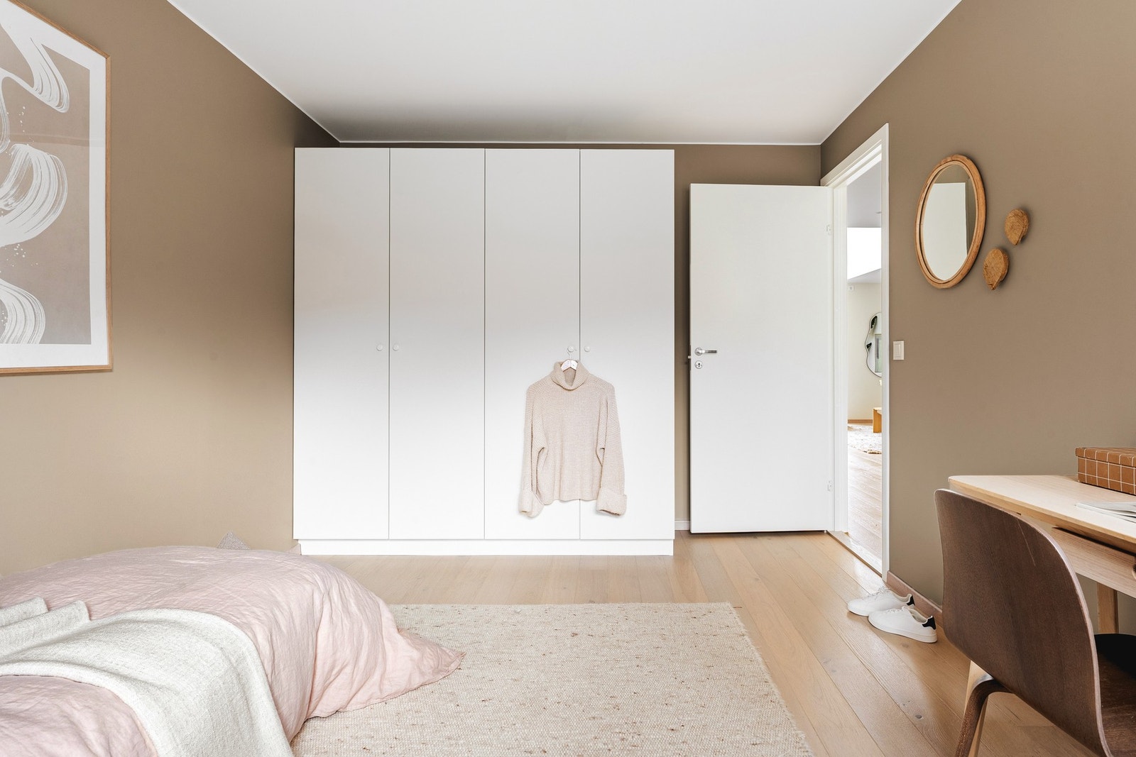 Soverommene er av god størrelse med god plass til dobbeltseng, garderobe og tilhørende møblement. Galleribilde