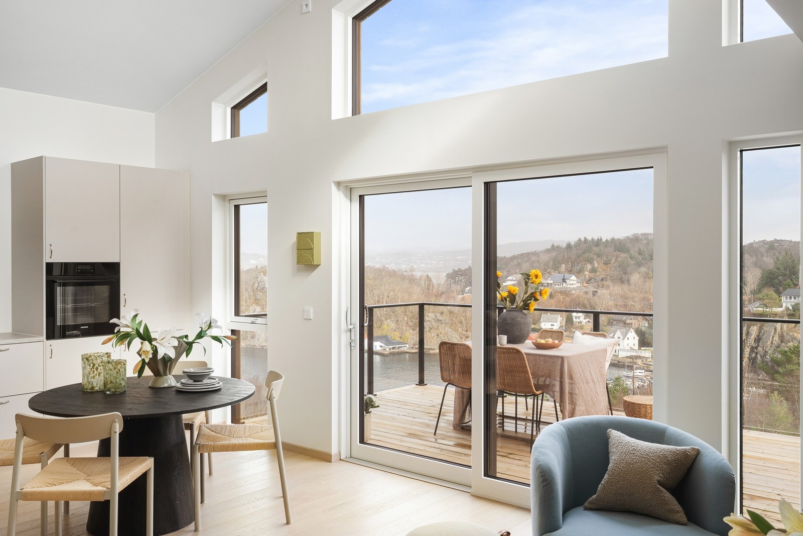 Fantastisk takhøyde og store vindusflater gir boligen en meget god romfølelse. Galleribilde