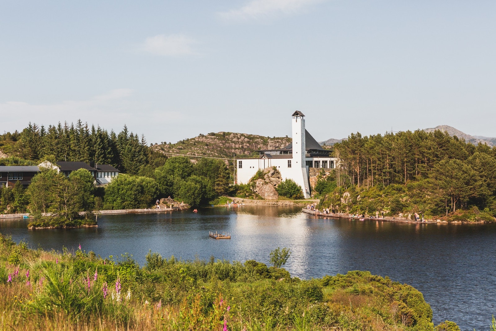 Foldnes kirke og badeplass Galleribilde