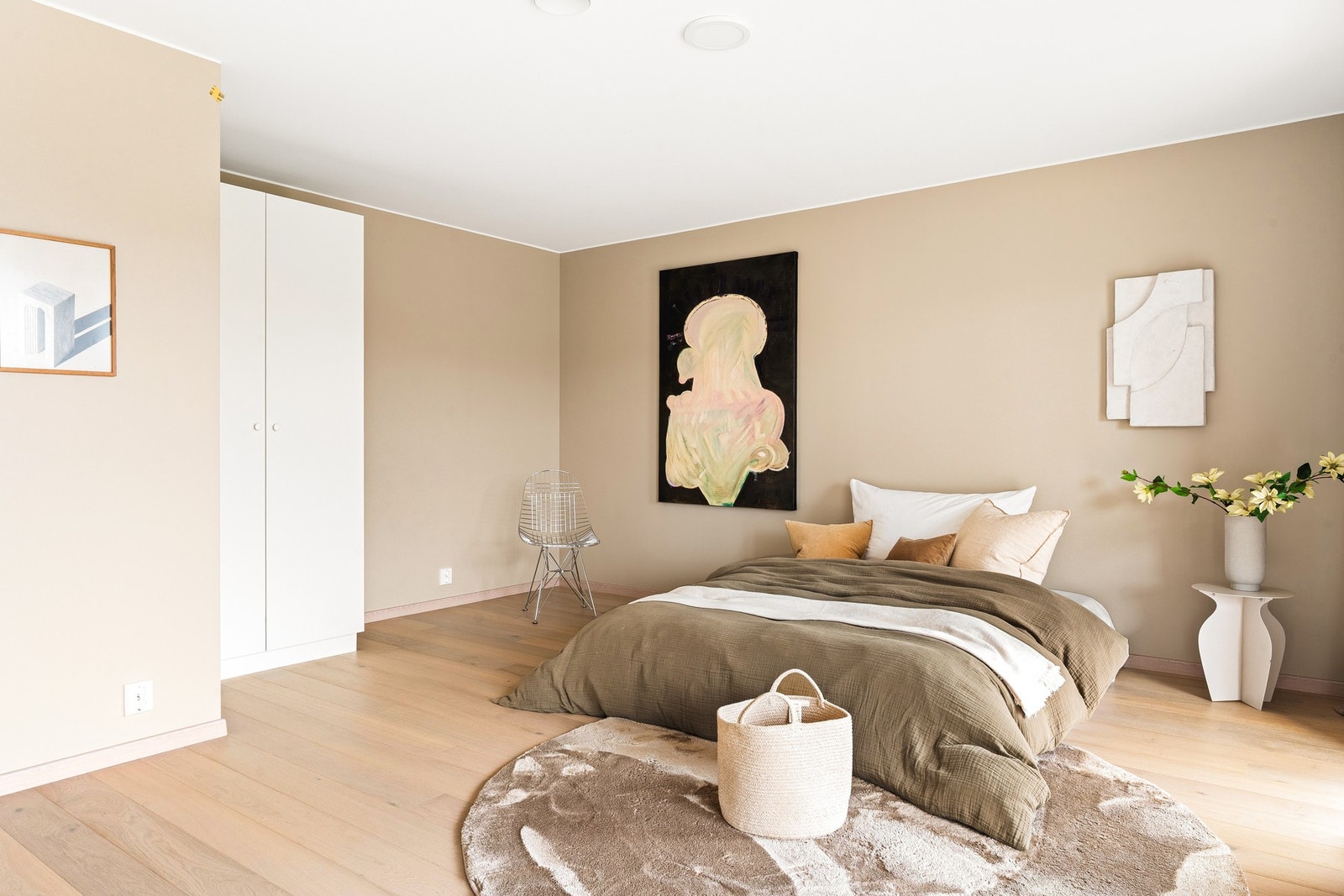 Soverommet er av god størrelse med god plass til dobbeltseng, garderobe og tilhørende møblement. Galleribilde