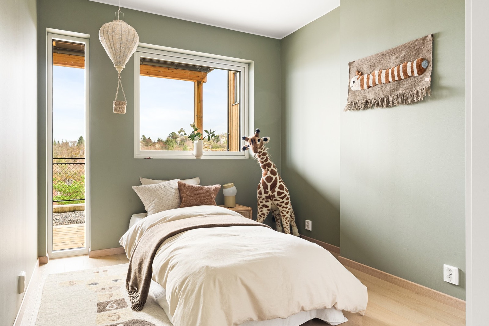 Soverom 2 i denne etasjen. Begge soverommene har direkte utgang til uteområde. Galleribilde