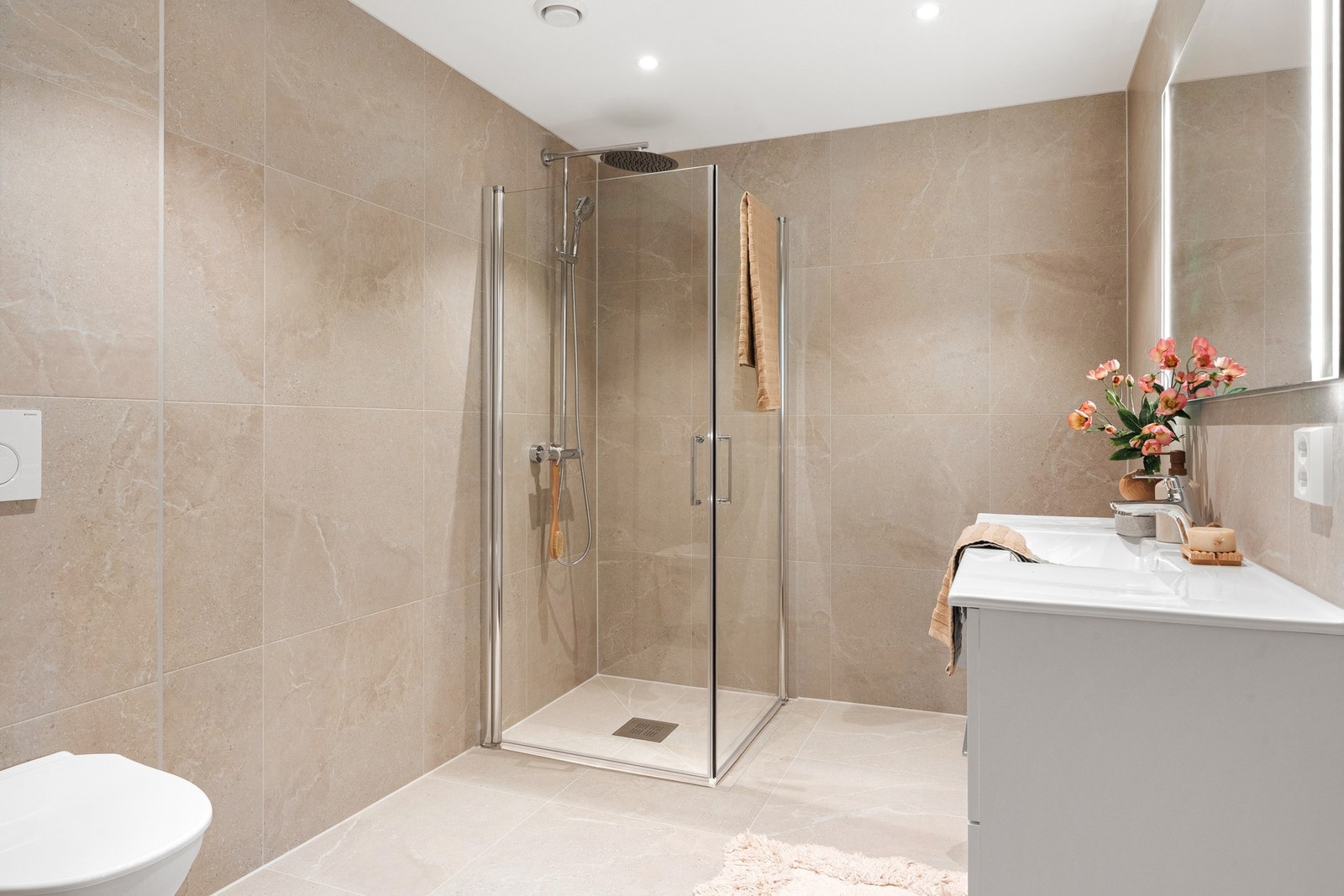 Delikat helfliset bad med varme i gulv. Galleribilde