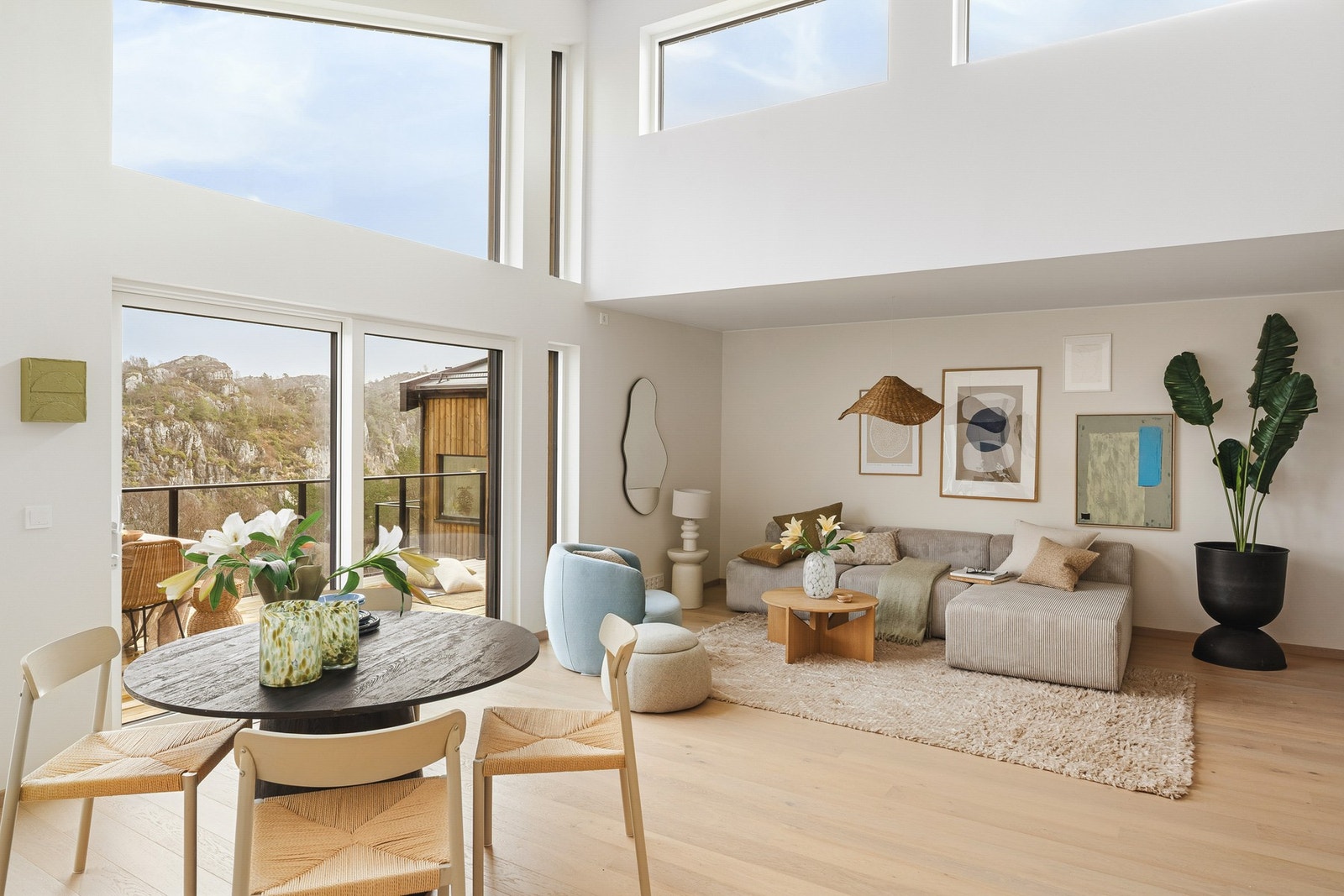 Det er store vindusflater som sørger for rikelig med naturlig lysinnslipp. Galleribilde