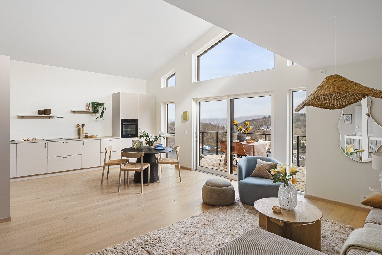 Boligen har slette fine overflater, listefrie vinduer og flott 1-stavs gulv. Galleribilde