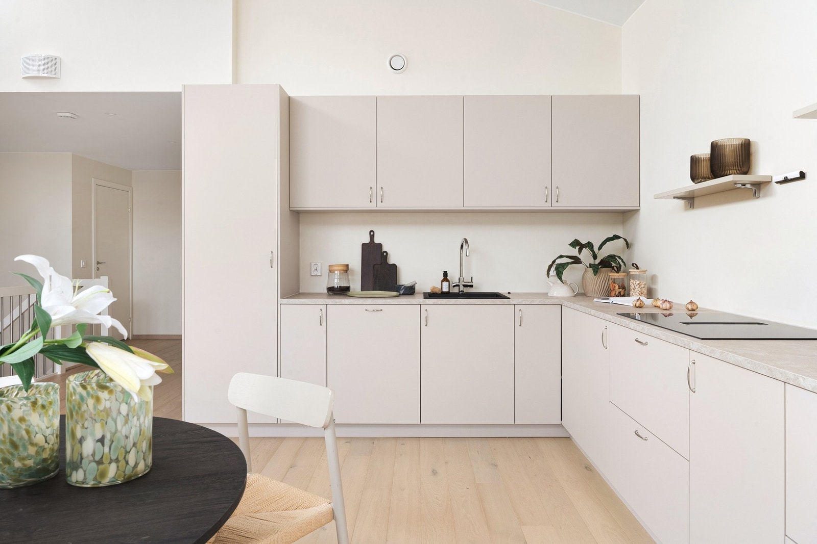 Det er god skap- og benkeplass på kjøkkenet som gjør matlagingen til en drøm. Galleribilde