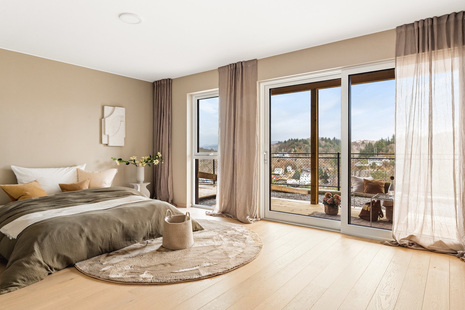 Nydelig hovedsoverom med flott utsikt. Galleribilde