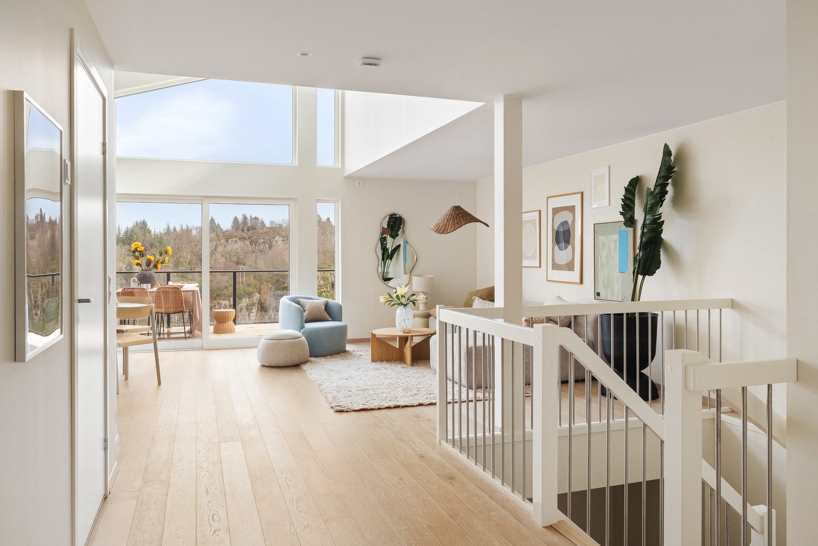 Vi beveger oss videre inn i boligen til en stor og flott stue. Galleribilde