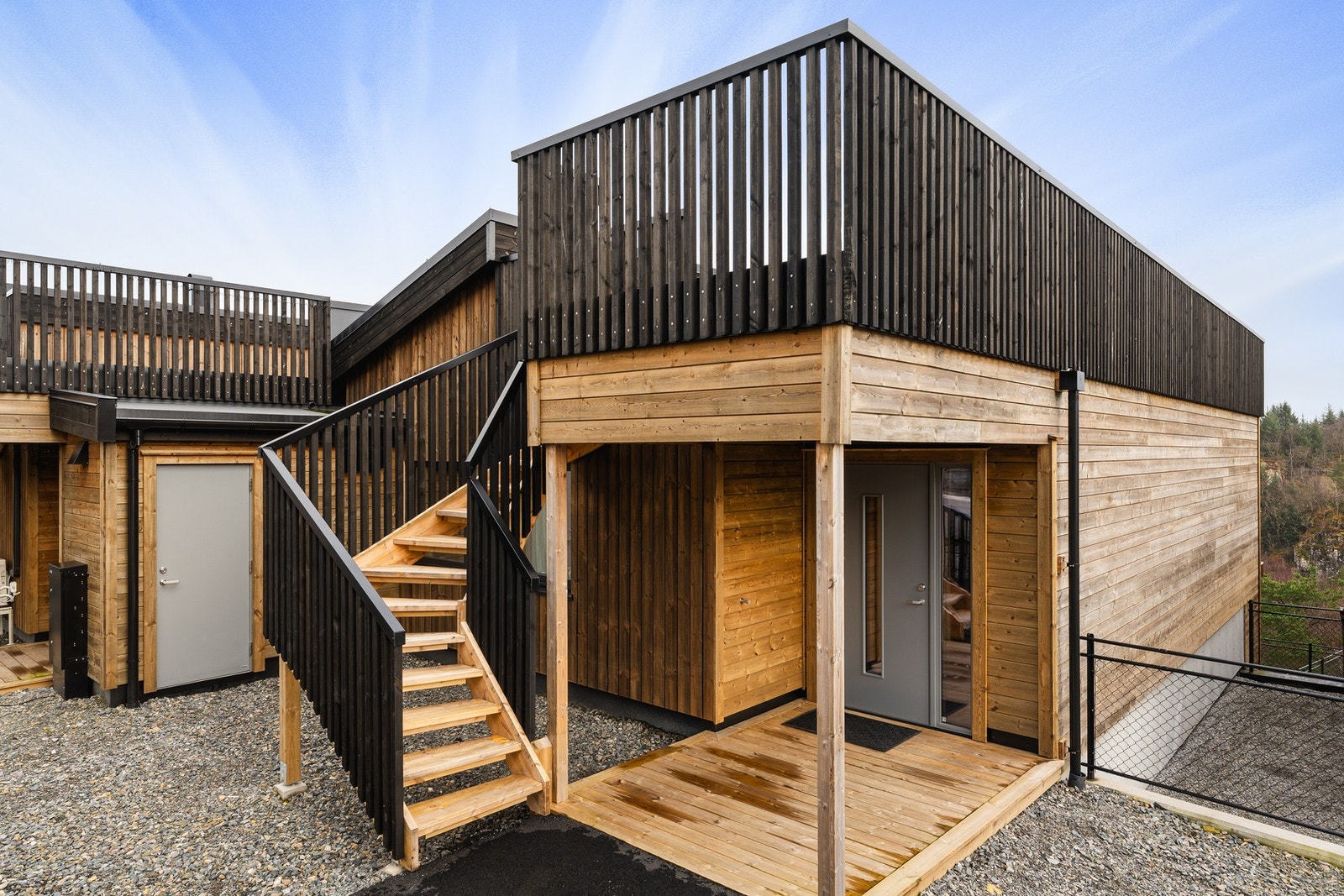 Boligen har en utvendig bod som gir godt med oppbevaringsplass. Galleribilde