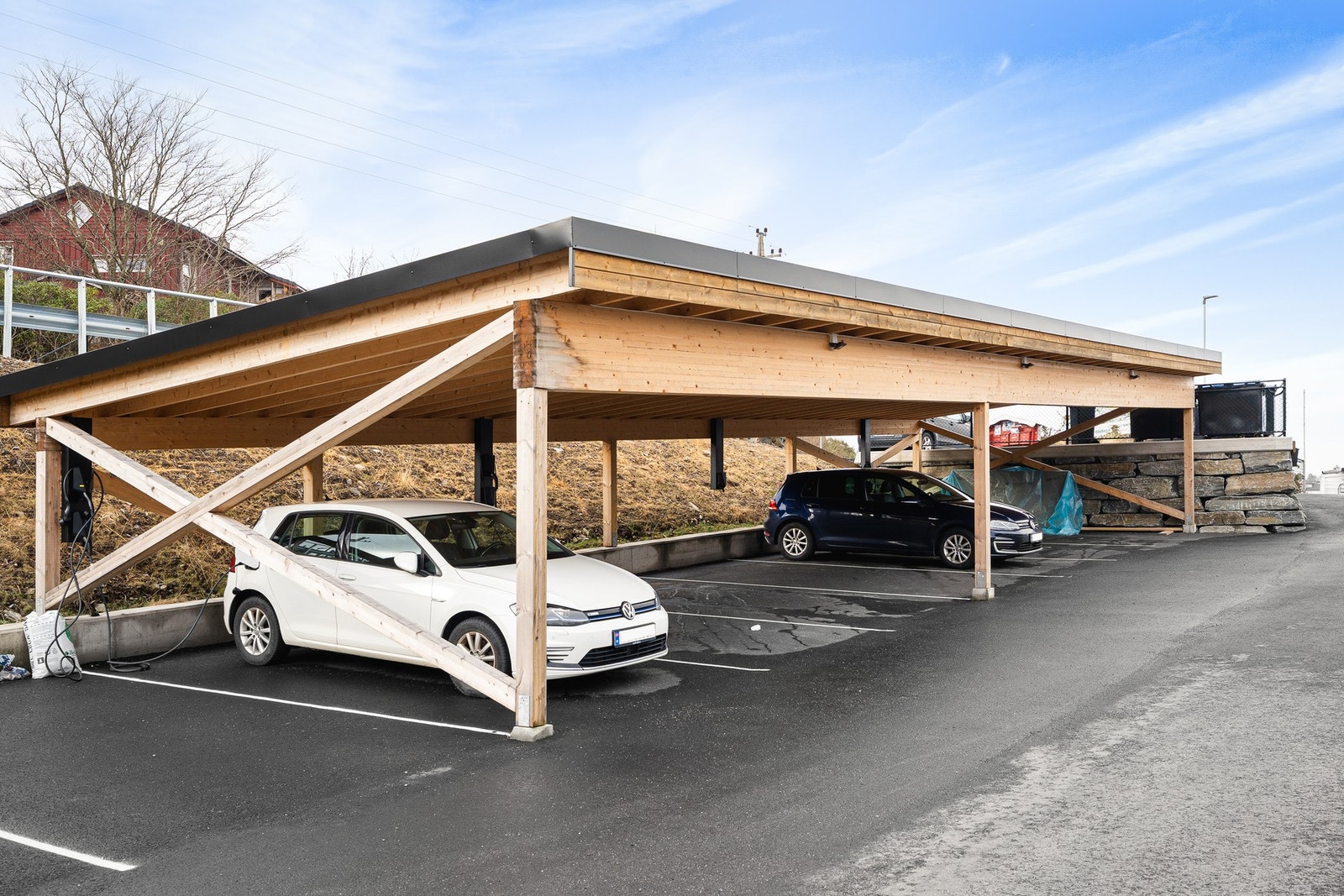 Parkering i carport. Galleribilde