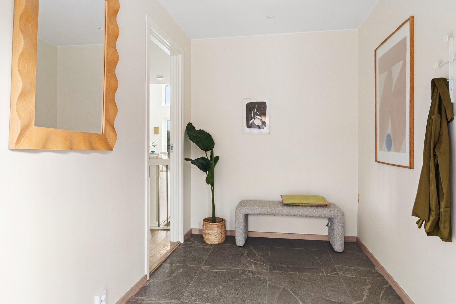 Velkommen inn i en romslig og innbydende entré med god plass til å henge fra seg yttertøy. Galleribilde