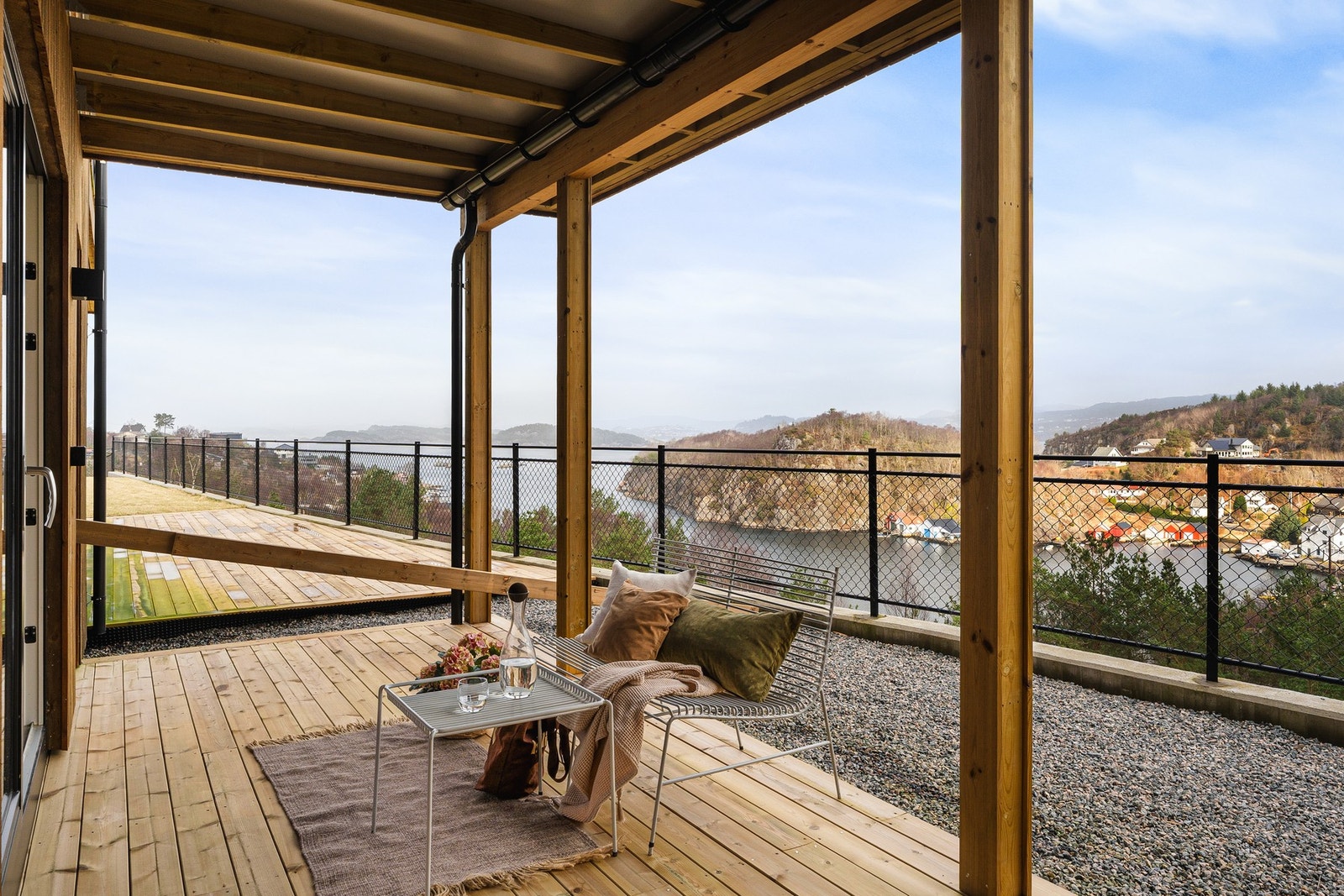 Trivelig terrasse med utgang fra begge soverommene i denne etasjen. Galleribilde