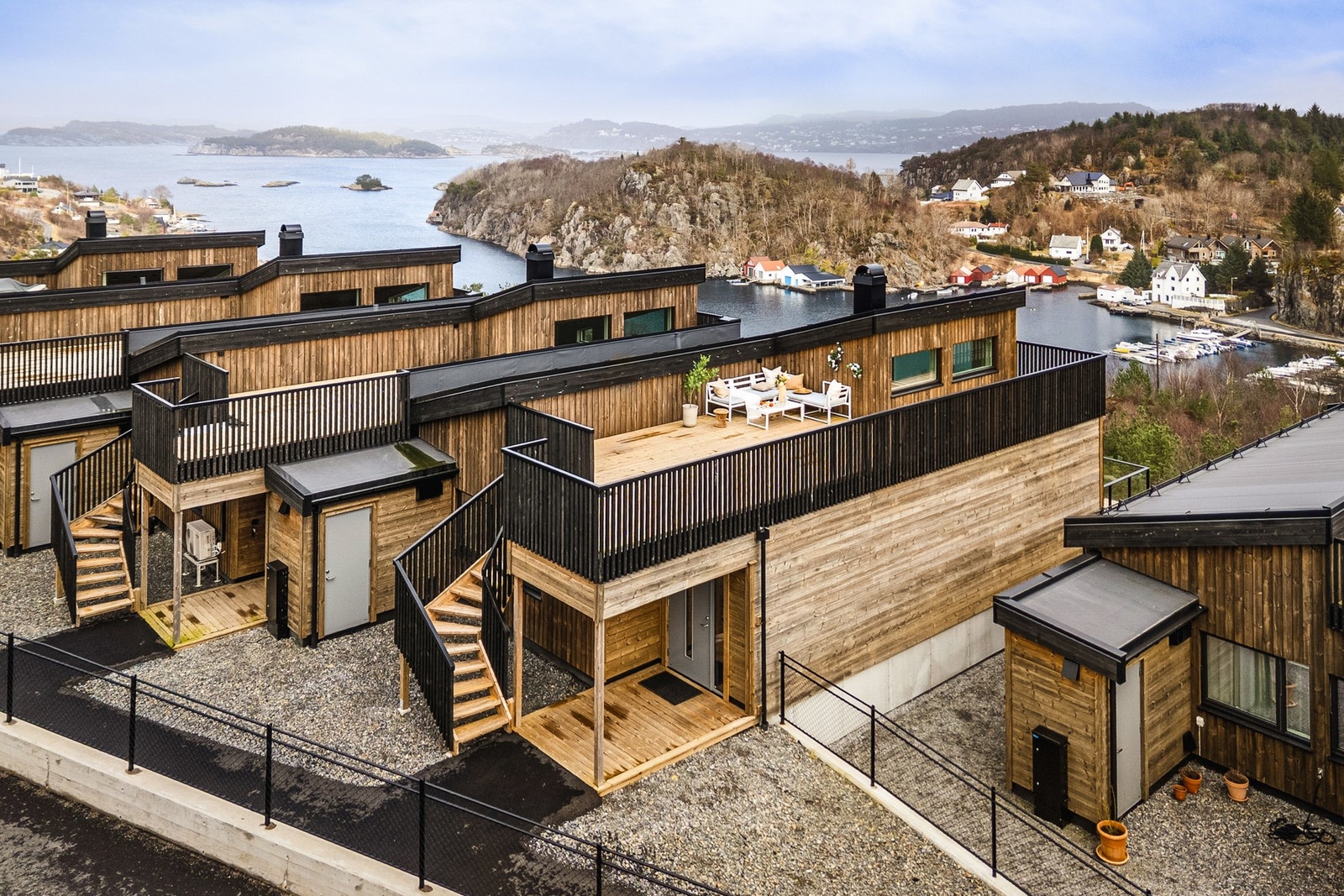 Huset ligger på enden av sin rekke. Galleribilde