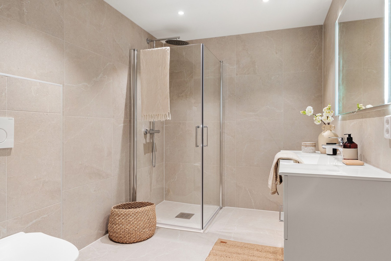 Lekkert helfliset bad med varme i gulv også i underetasjen. Galleribilde