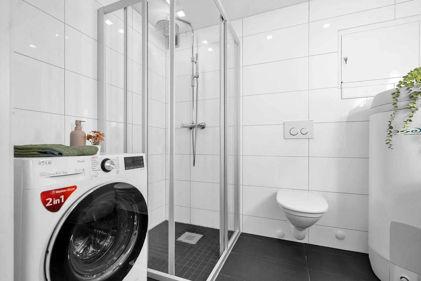 Helfliset bad med varmekabler i gulv og spotter i tak Galleribilde