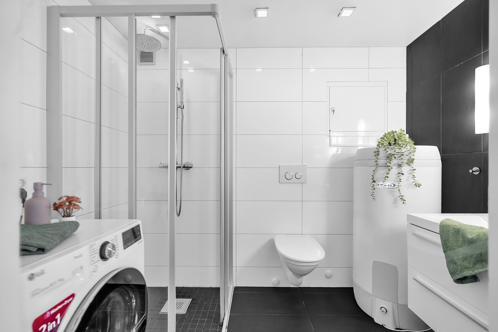 Lekker helfliset bad med opplegg for vaskemaskin Galleribilde