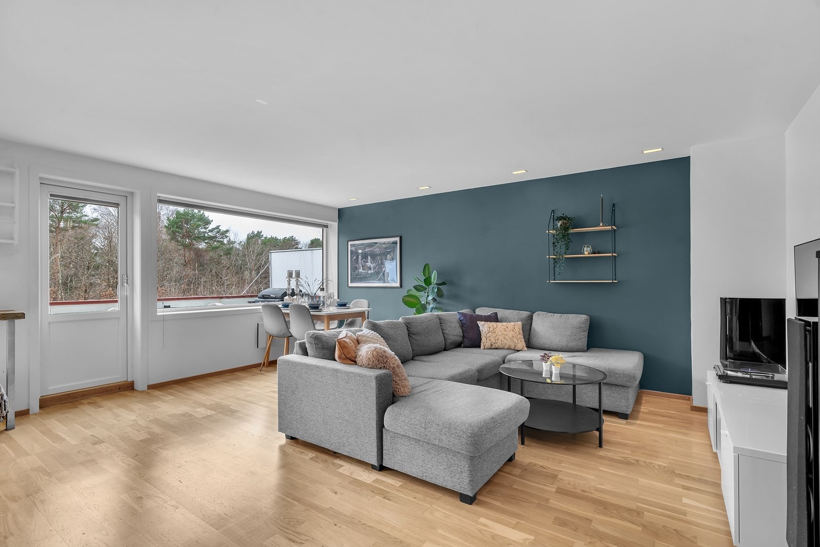 Spotter i tak, lyse flater og fondvegg i stue Galleribilde