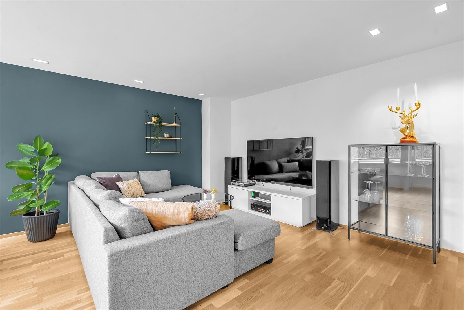 Stue med spotter i tak. Plass til både spise- og sofagruppe Galleribilde