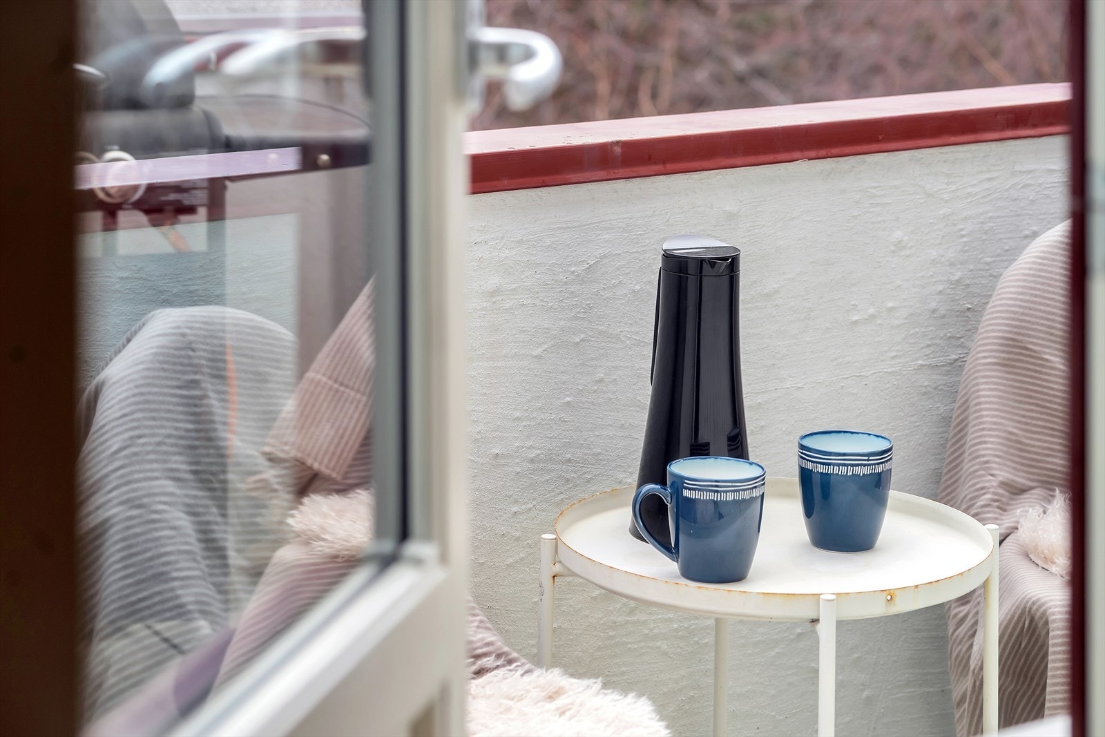 Utgang til solrik balkong Galleribilde