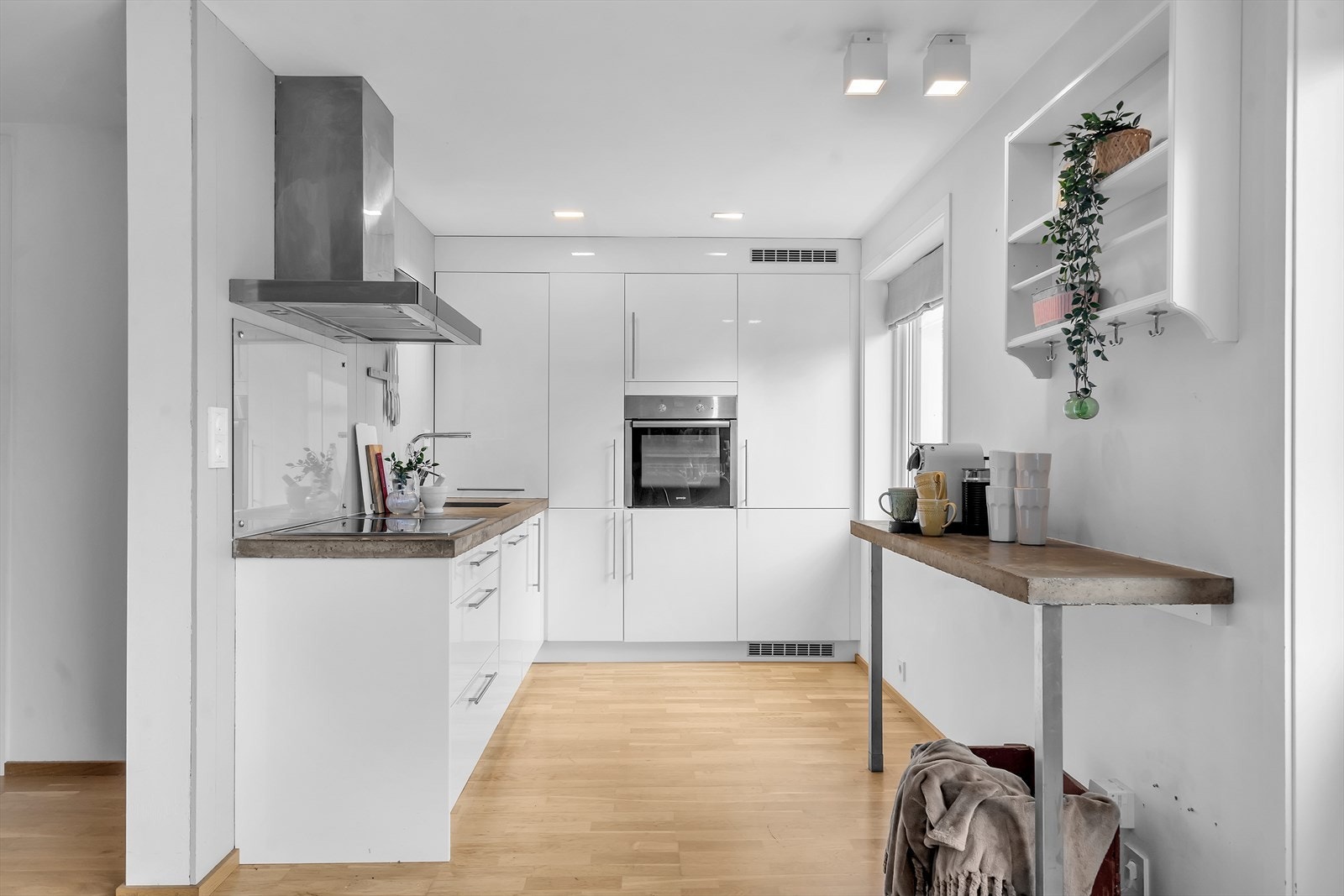 Kjøkken med integrerte hvitevarer som komfyr, platetopp, oppvaskmaskin og kjøl/frys Galleribilde