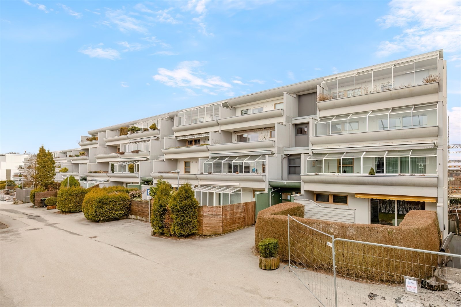 Fasade - leiligheten ligger fint til i tredje etasje Galleribilde