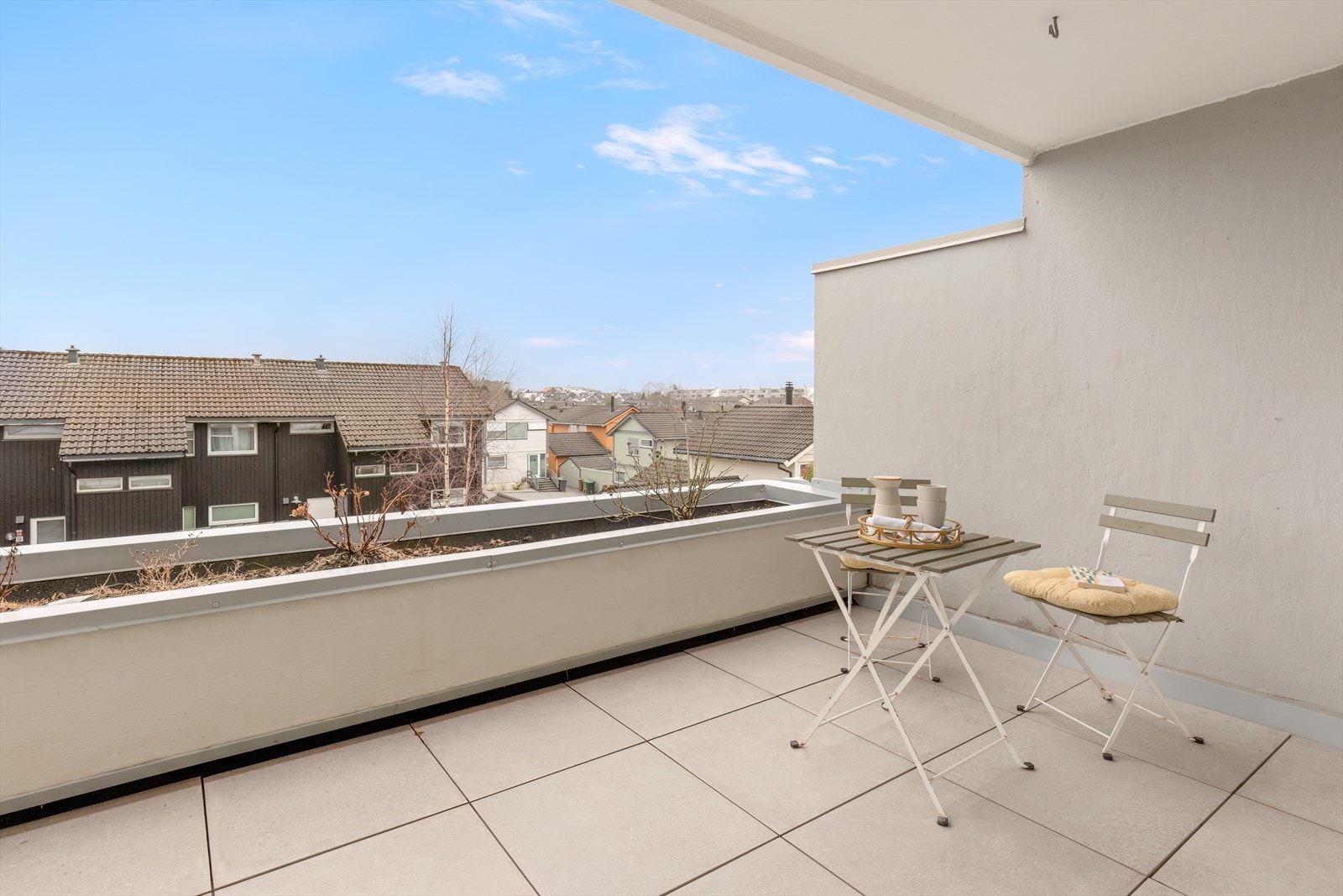 Leiligheten har 2 solrike terrasser, en på hver side av leiligheten. Galleribilde