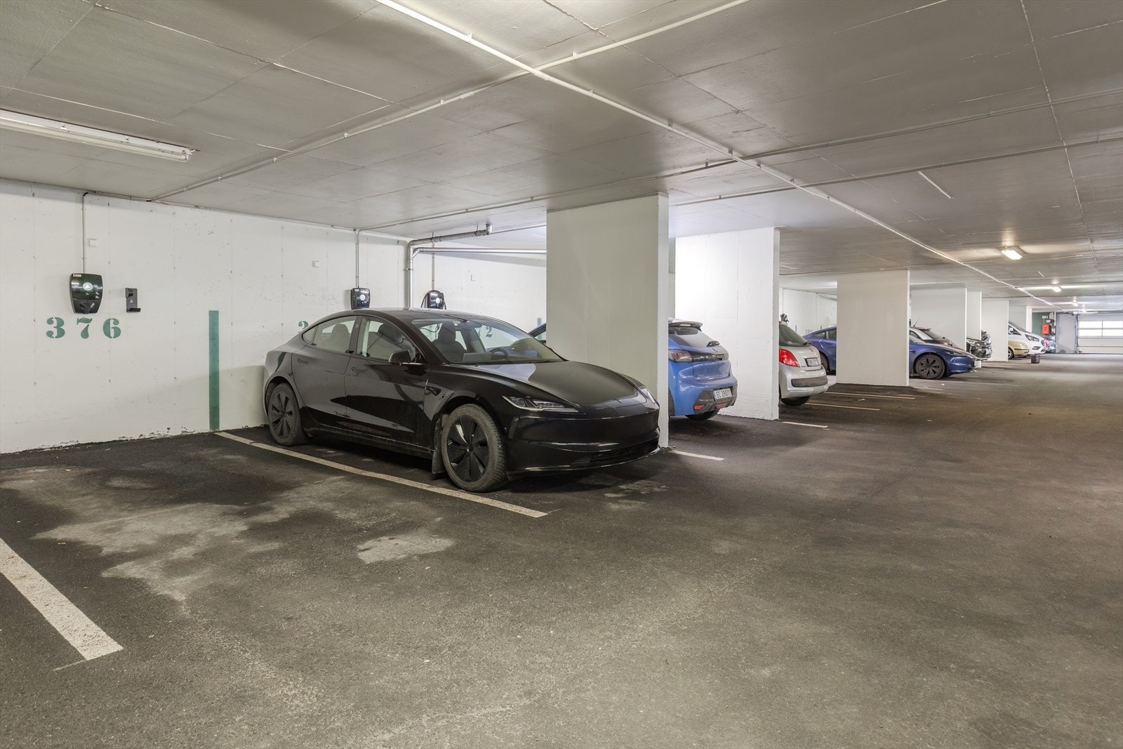 Garasje med el-billader Galleribilde