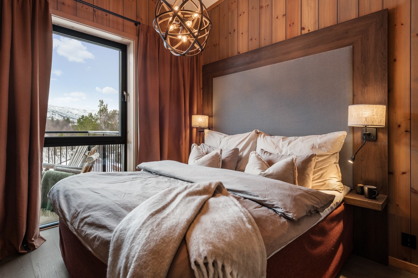 Det er to soverom i første etasje av leiligheten. Her fra det største med plass til dobbeltseng Galleribilde