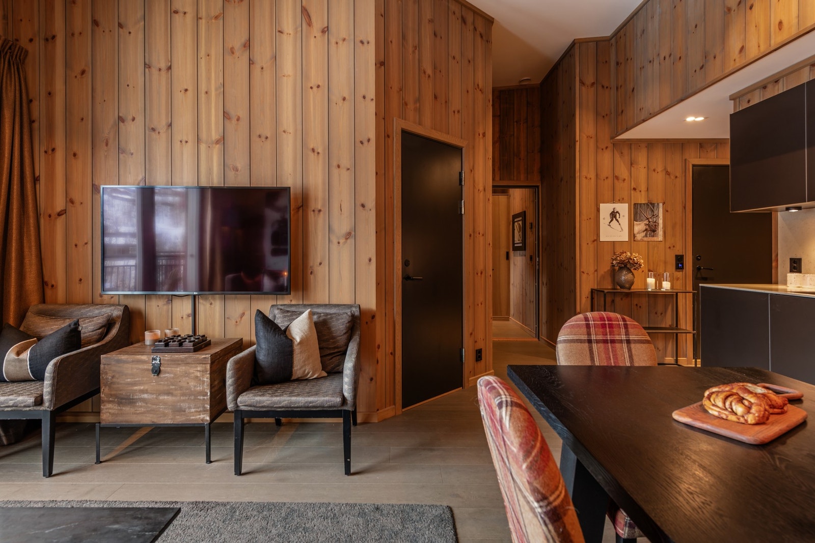 Leiligheten har fjellhyttestil med panel og varm atmosfære Galleribilde