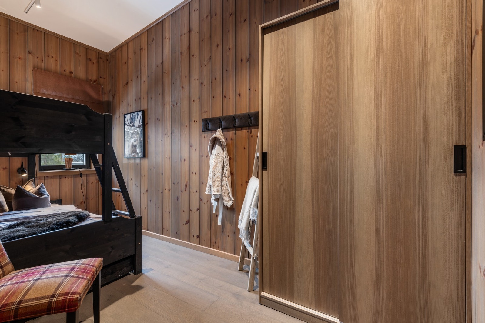 Begge soverommene har god garderobeplass Galleribilde