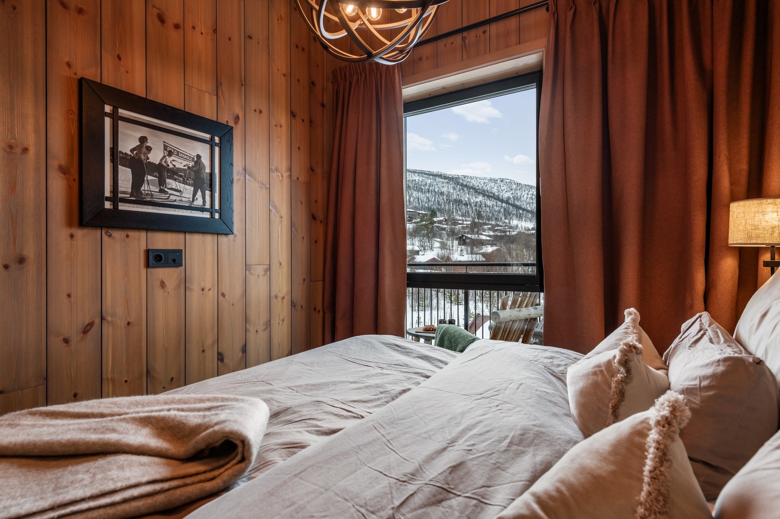 Å nyte lange, late morgener i deilig sengetøy Galleribilde