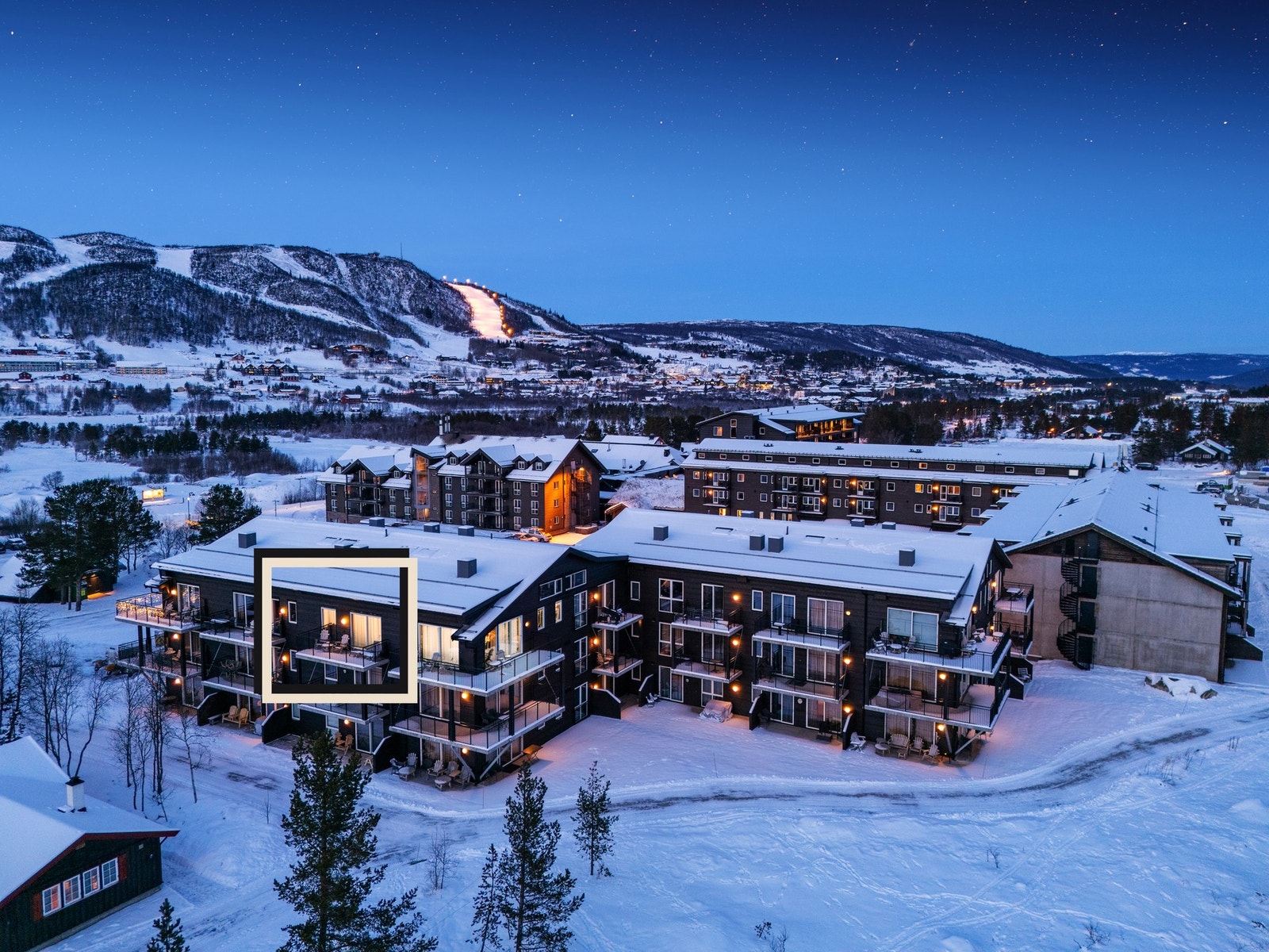 Eiendomsmegler Jannike Seljevoll Herleiksplass har gleden av å presentere en flott leilighet i Vestlia Lodge (Foto: Terje Bjørnsen) Galleribilde