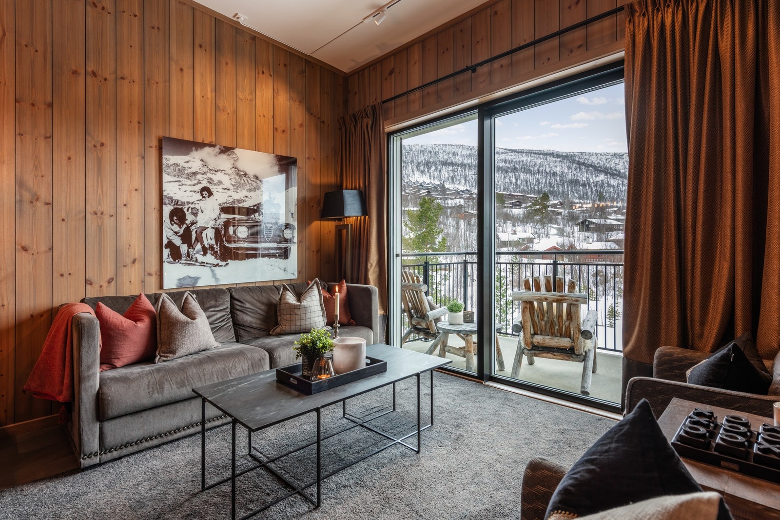 Stue med utgang til solrik balkong Galleribilde