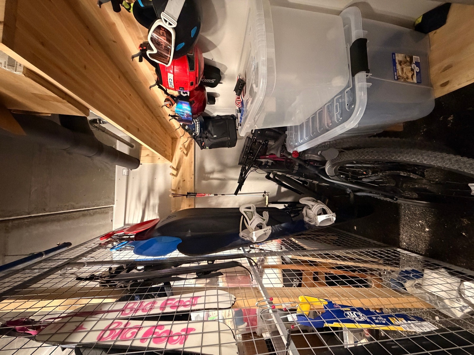 Bod med oppbevaringshyller og plass til sportsutstyr som ski, sykler og hjelmer Galleribilde