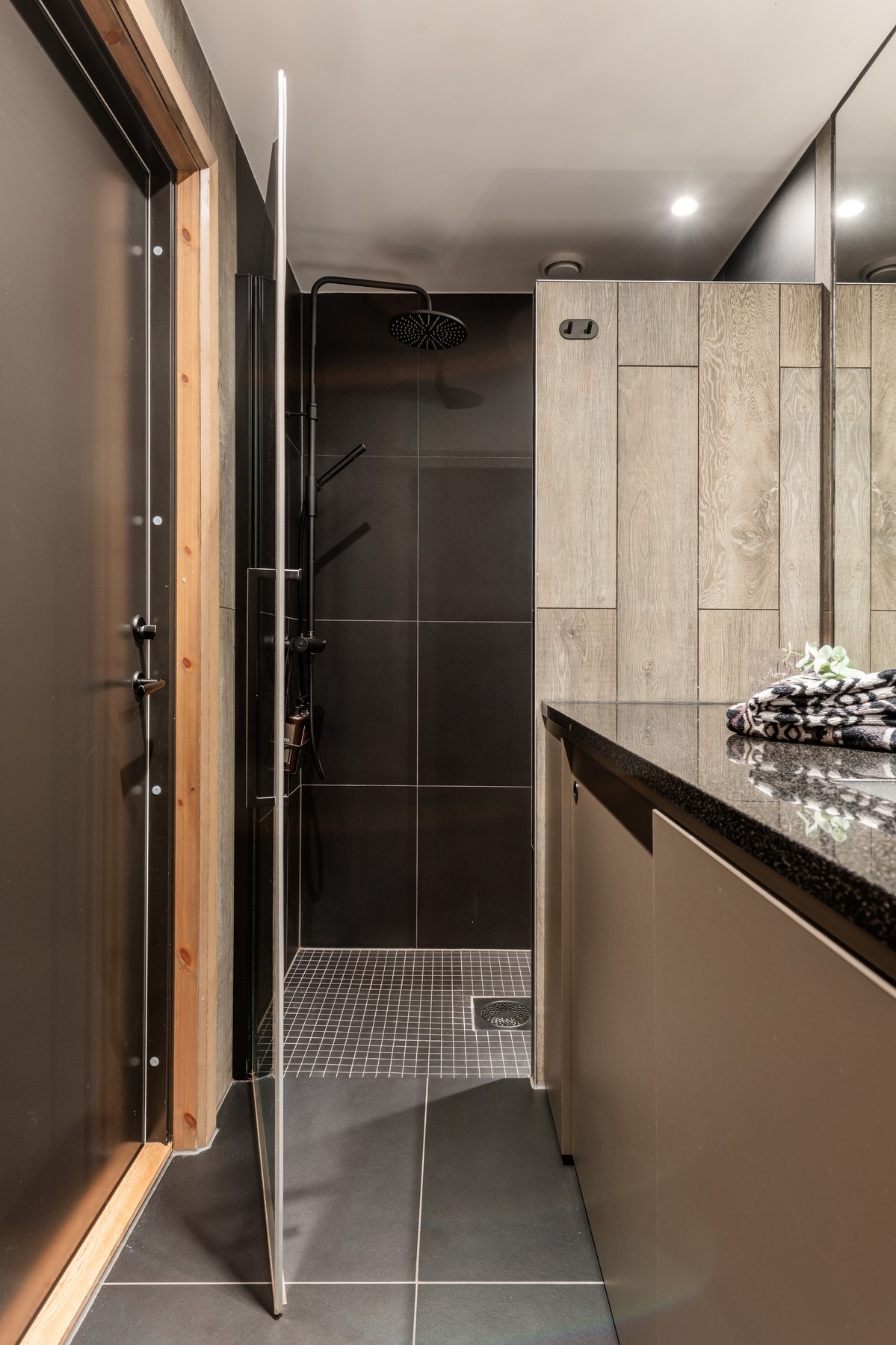 Dusjnisje med glassvegger og gjennomført design gir et luksuriøst preg Galleribilde