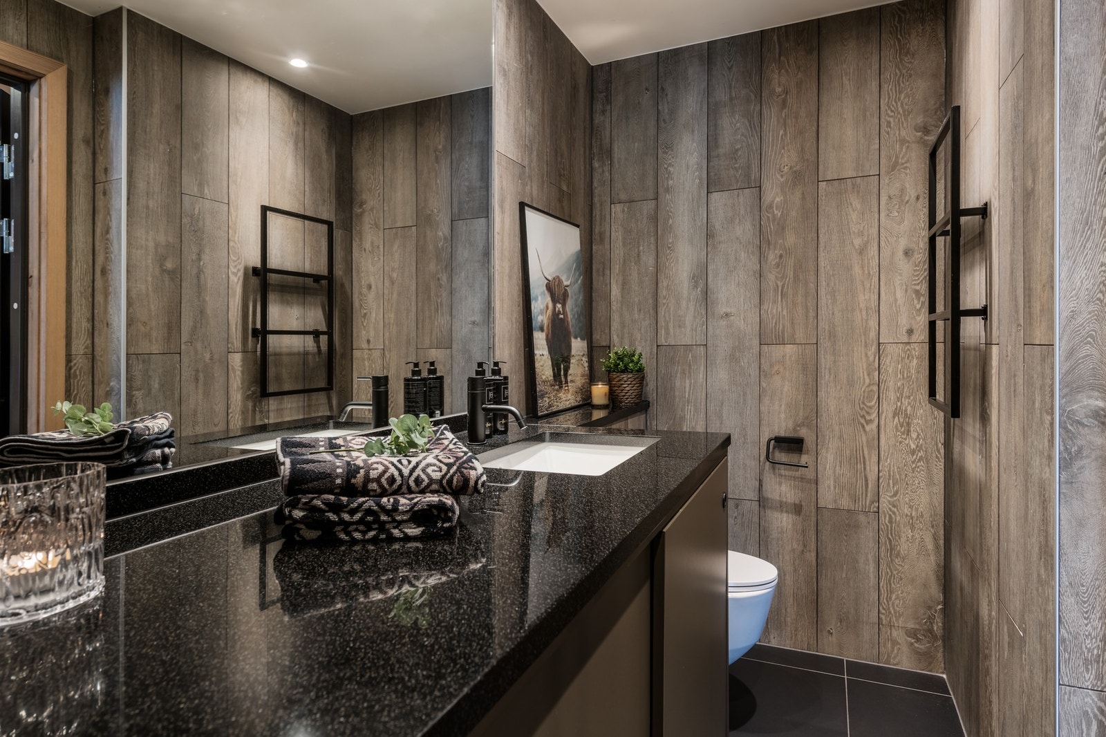 God oppbevaringsplass i underskap, integrert servant og delikat belysning Galleribilde