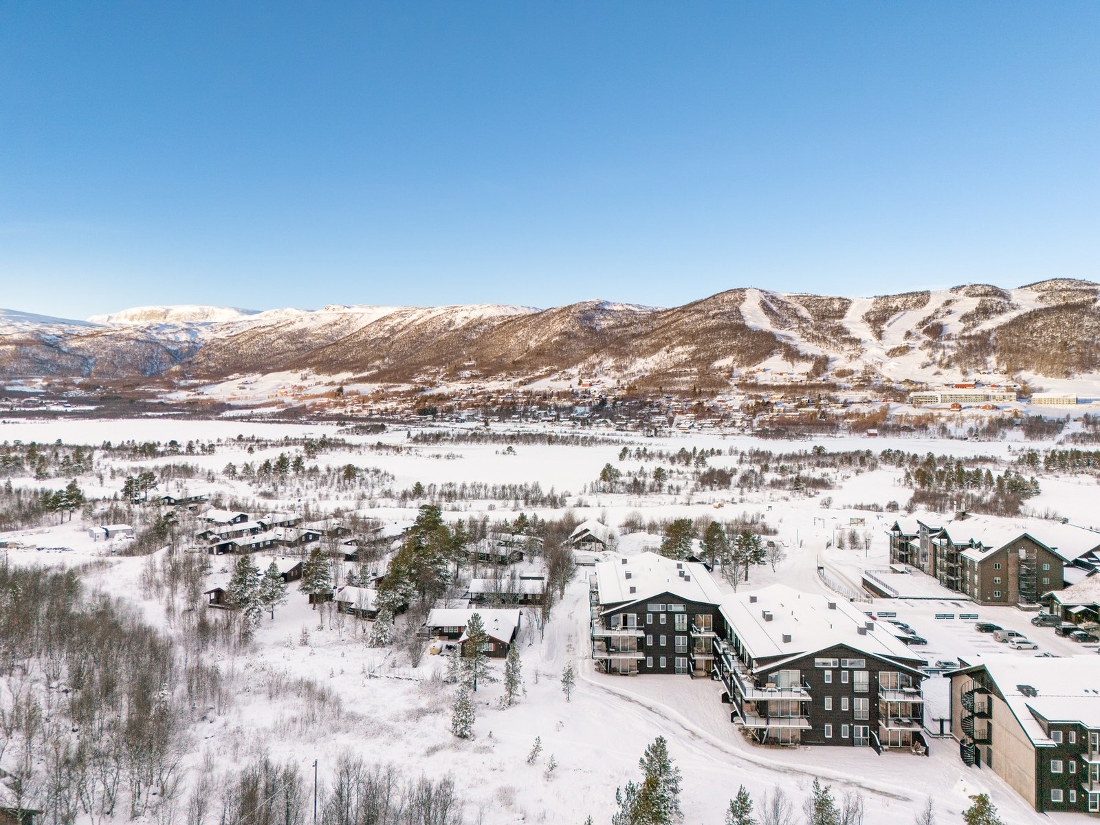 Her er det både alpinbakker og milevis med langrennsløyper rett utenfor døren Galleribilde