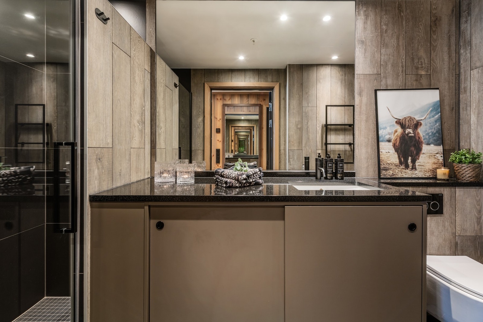 Moderne og stilrent bad Galleribilde