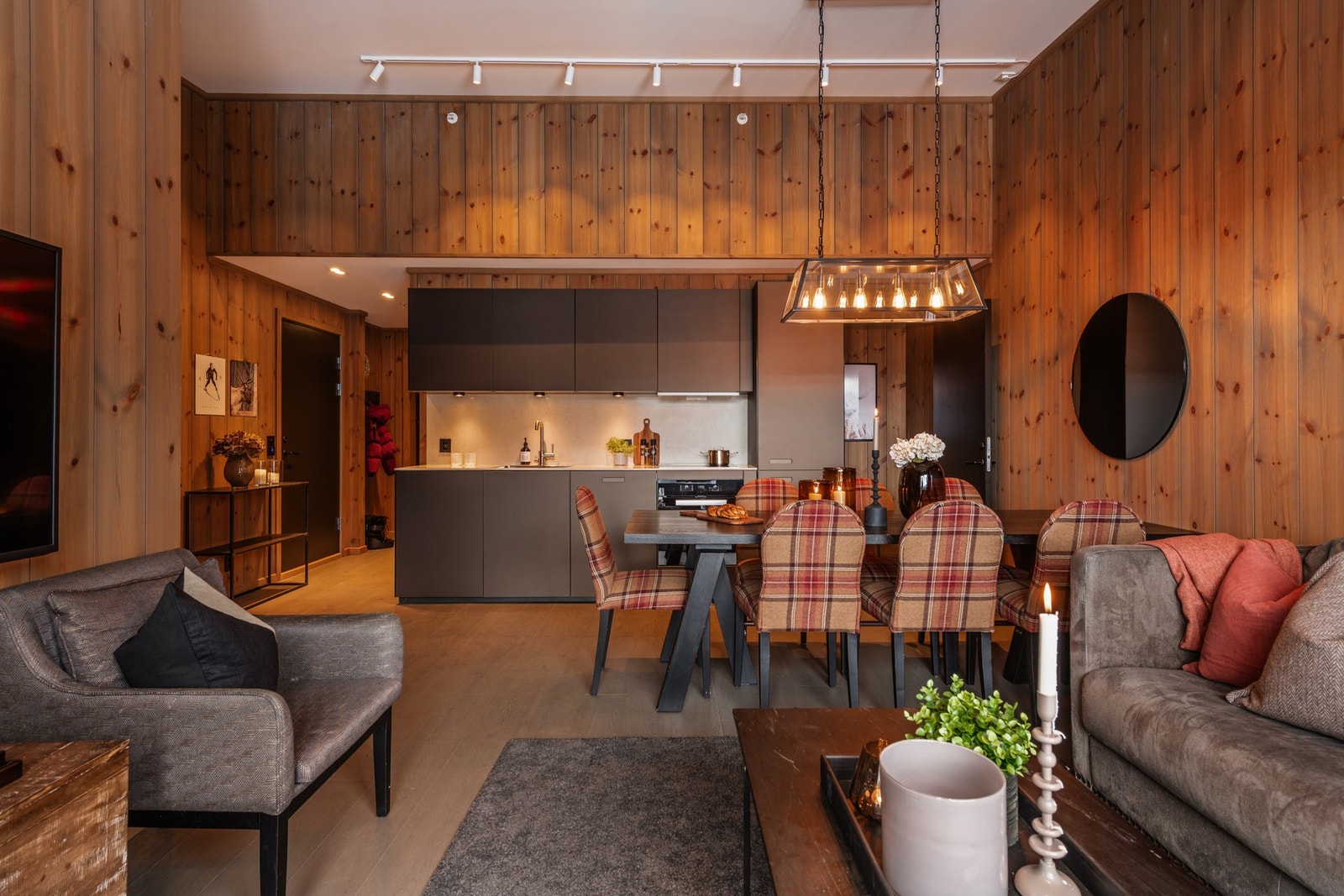 Til høyre for kjøkkeninnredningen ligger trappen til hemsen Galleribilde