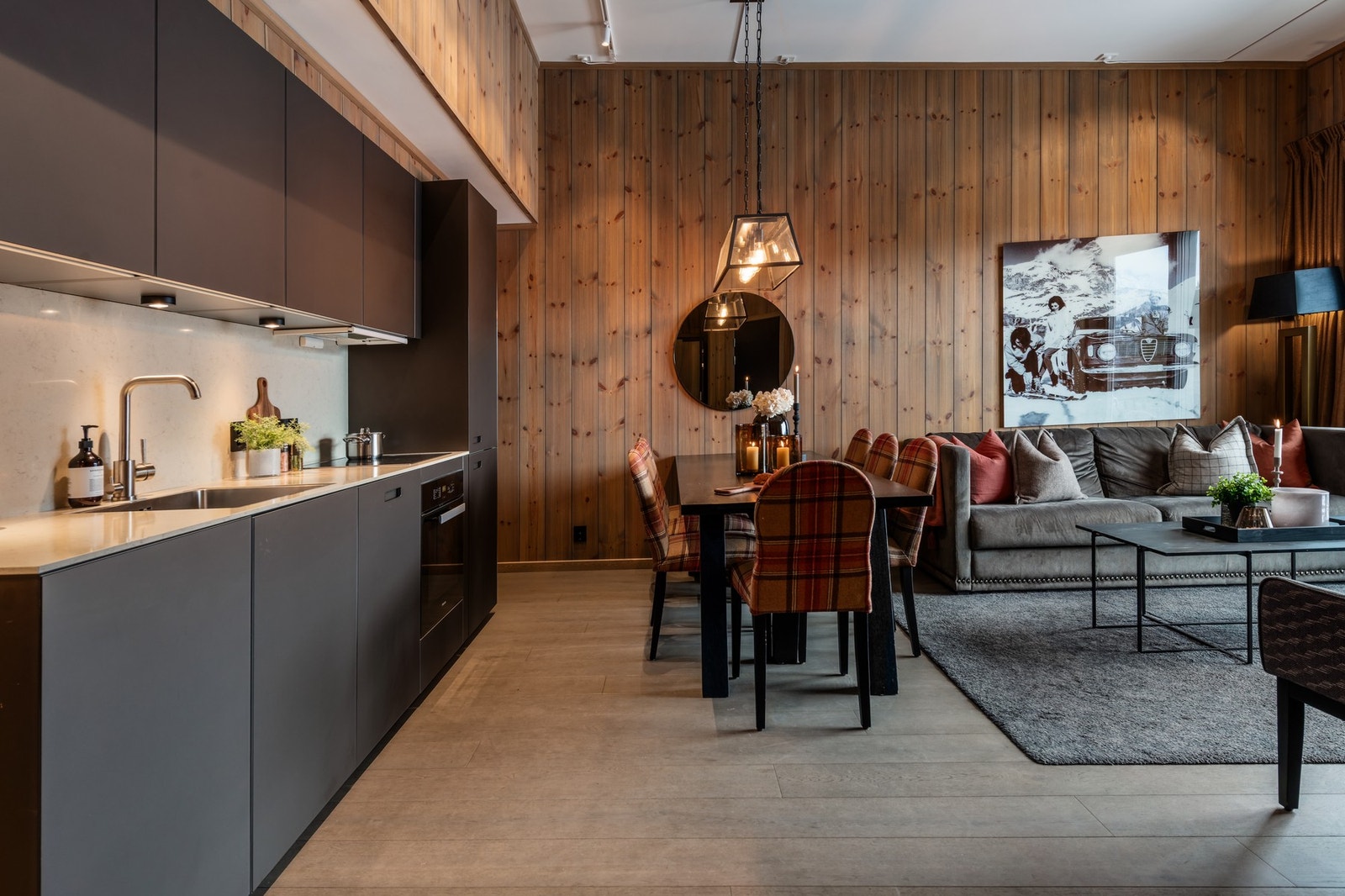 Moderne kjøkken og god spiseplass - et naturlig samlingspunkt Galleribilde