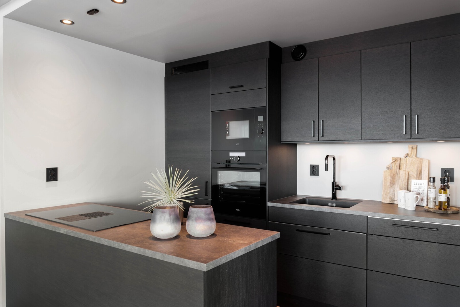 Leiligheten har et fullt utstyrt kjøkken fra Studio Sigdal, komplett med integrerte hvitevarer som oppvaskmaskin, komfyr, platetopp og kjøleskap med fryser. Galleribilde