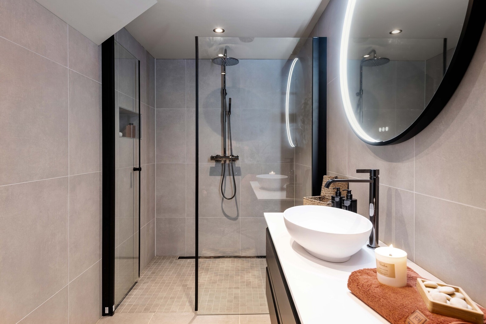 Badet er lekkert innredet med store fliser på gulv og tak. Galleribilde