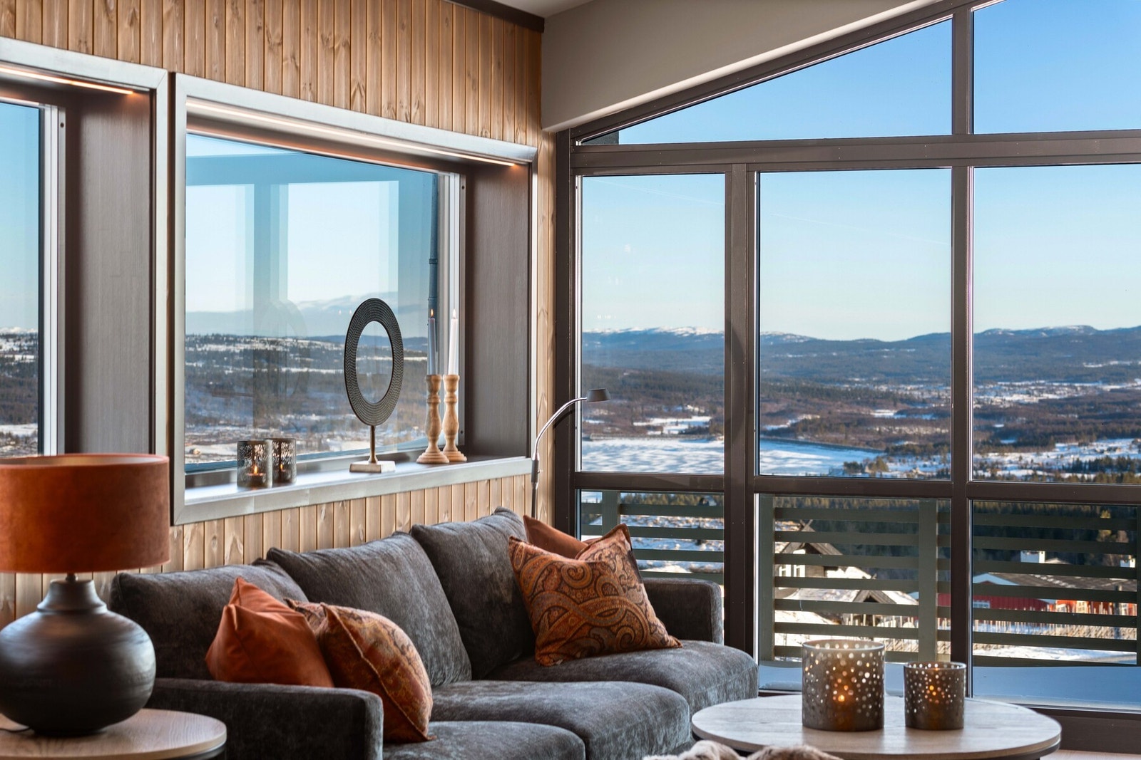 Fin utsikt fra store vindusflater. Galleribilde