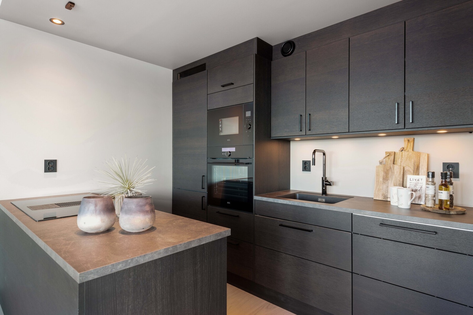 Kvalitetskjøkken med integrerte hvitevarer, levert fra Studio Signdal. Galleribilde