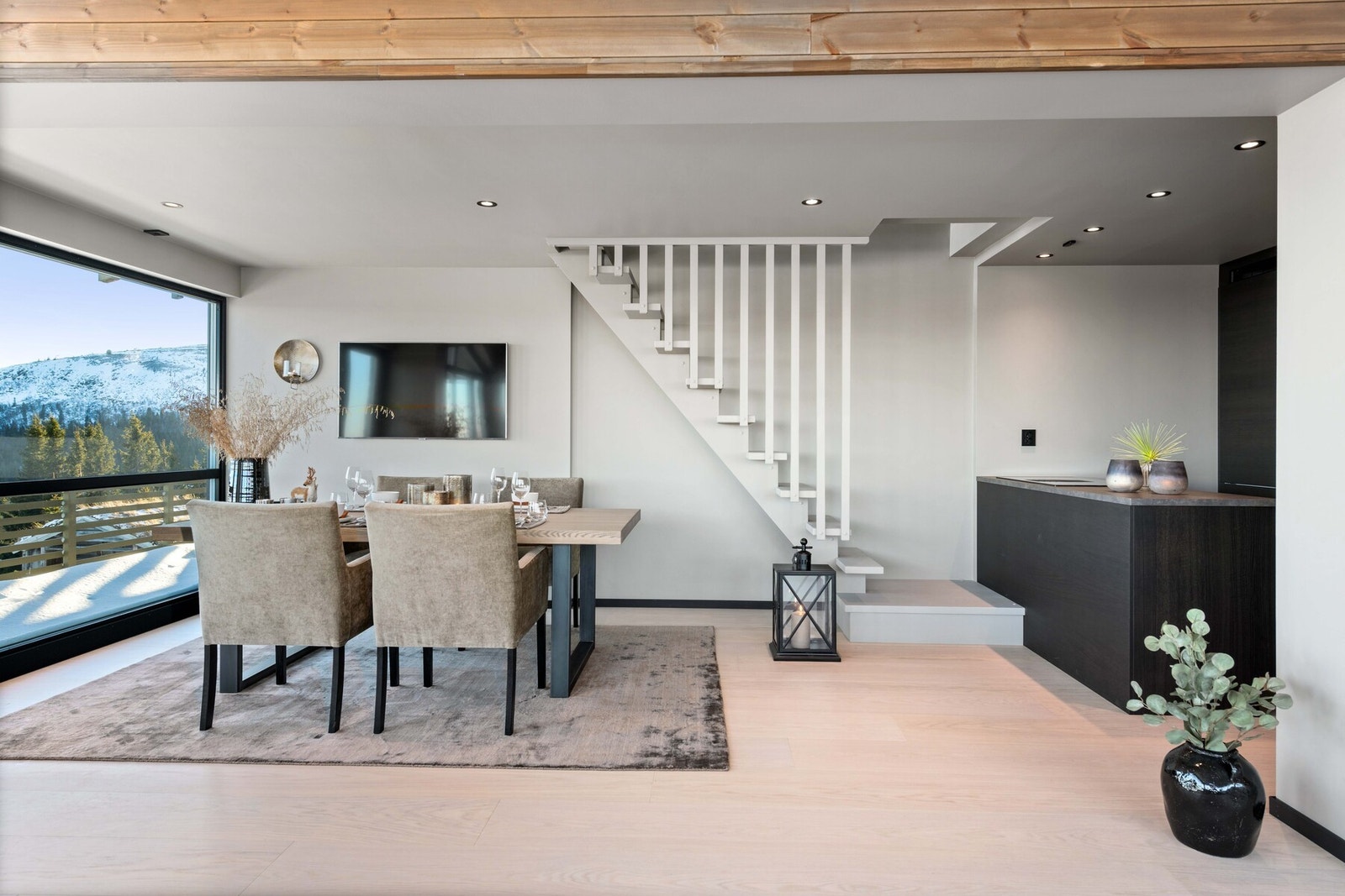 Stue og kjøkken ligger i en åpen løsning som skaper en sosial atmosfære. Galleribilde