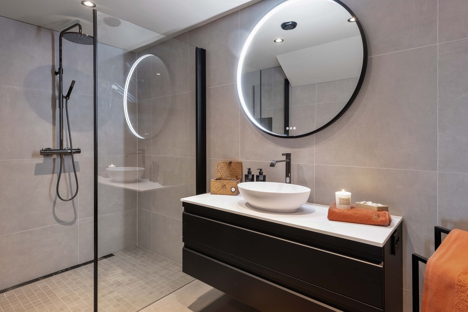 Det er to lekre bad, samt et gjestetoalett. Galleribilde